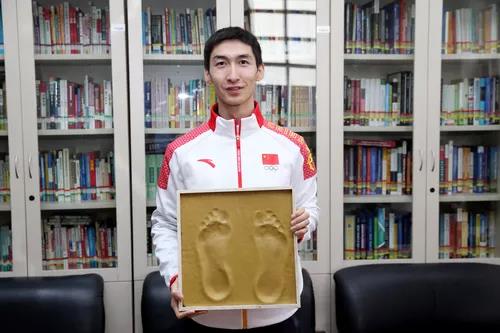 武大靖采集了脚模,将脚踏实地,追寻光荣与梦想的足迹,印在了北京体育