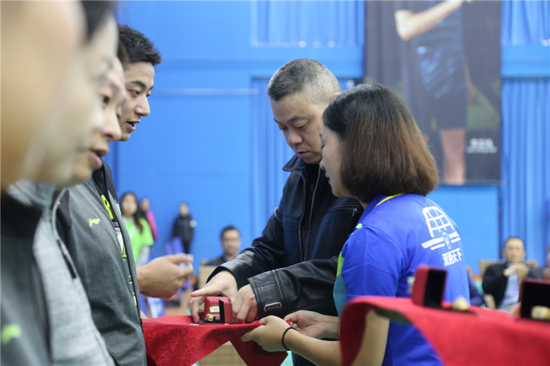 四川省运动技术学院院长陈兴东为上届冠军颁奖